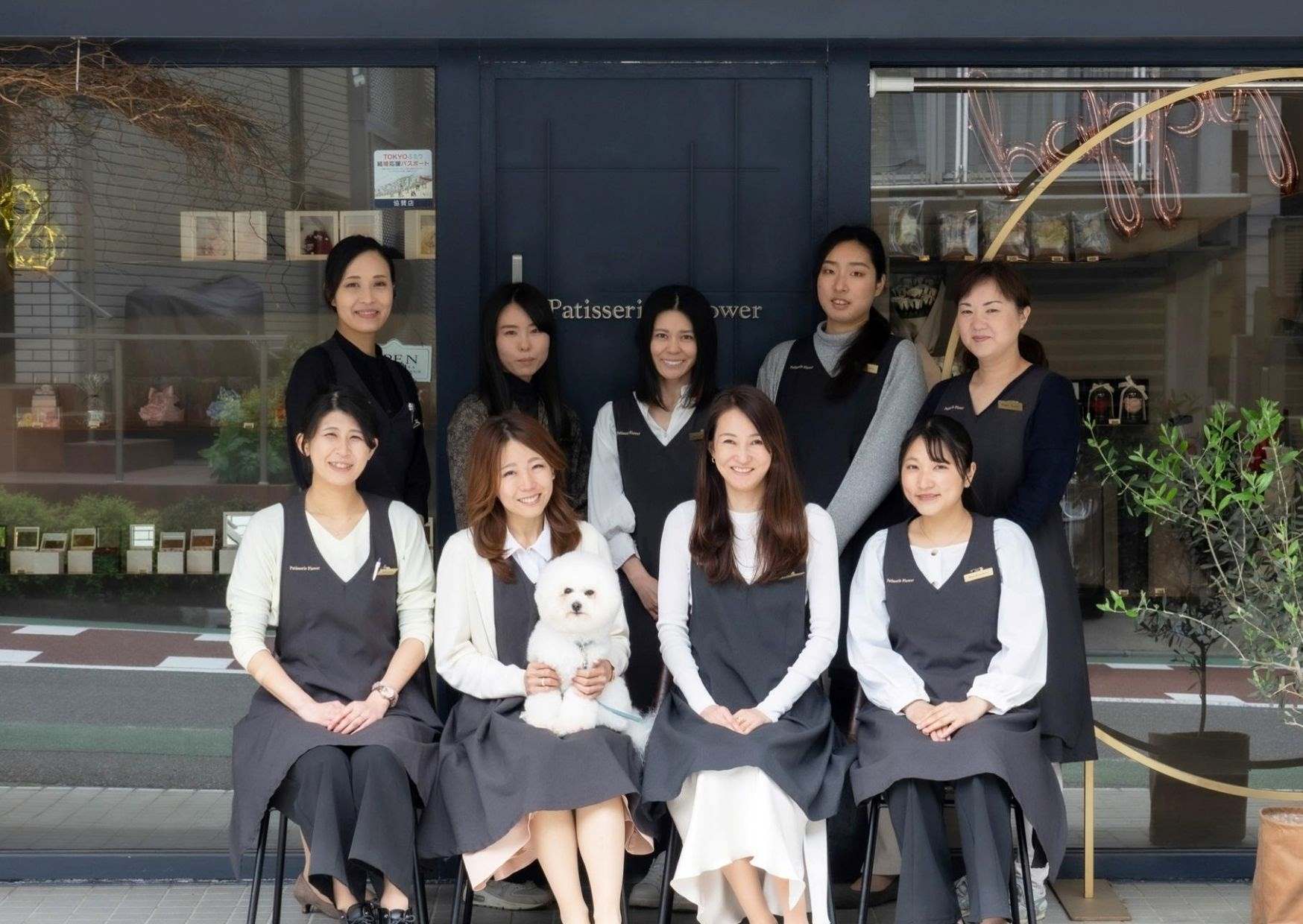 パティスリーフラワー代官山本店の前に並ぶスタッフ