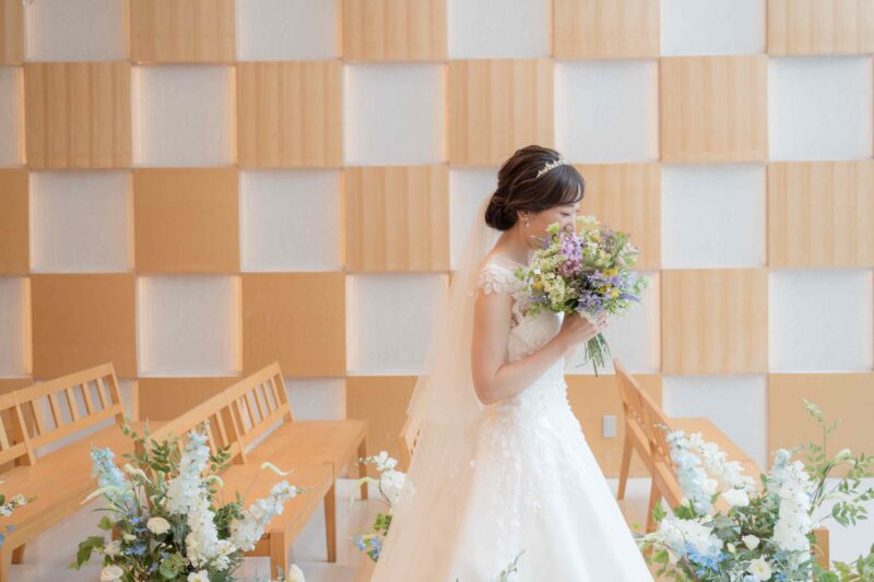 自宅プロポーズが成功して結婚式を迎えた、幸せそうな花嫁