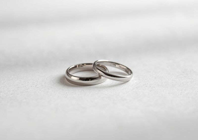 お互いに贈り合うべきという結論を象徴する二つの結婚指輪
