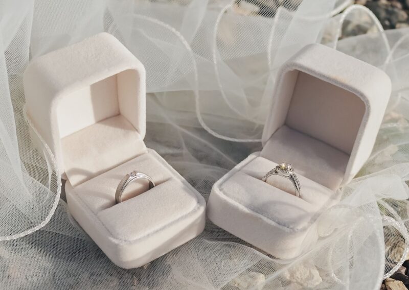 ２つの美しい結婚指輪を並べて比較。ハイブランドと国内ブランドの違いを解説。