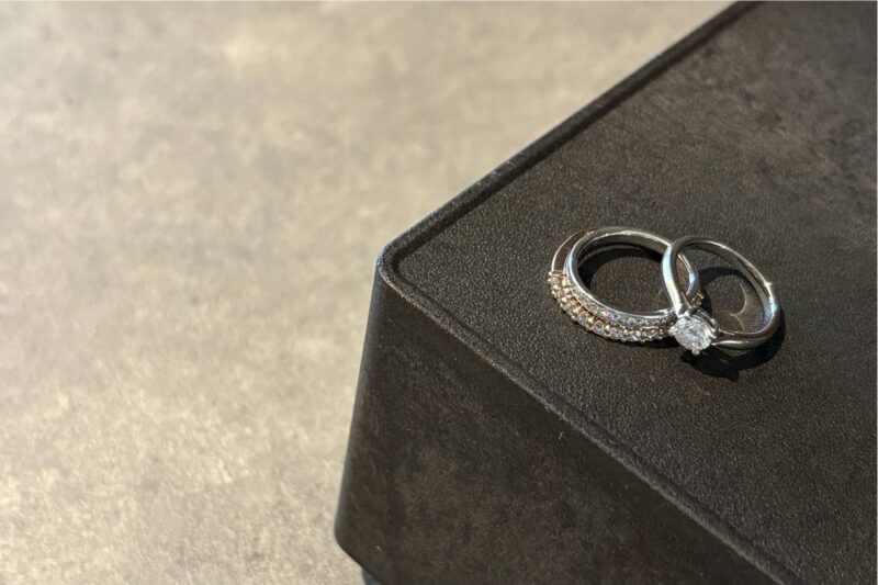煌びやかな婚約指輪と結婚指輪