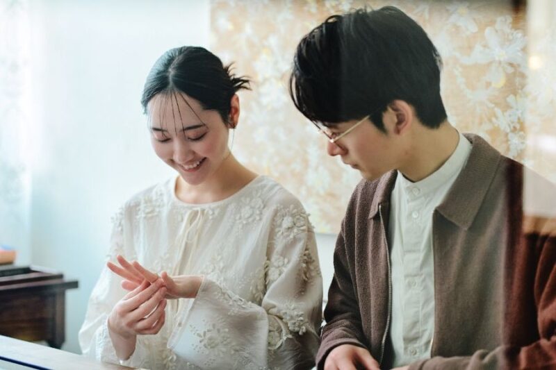 オーダーメイド結婚指輪工房ithで指輪を作るカップル