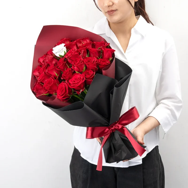 パティスリーフラワーのバラの花束33本を持つ女性