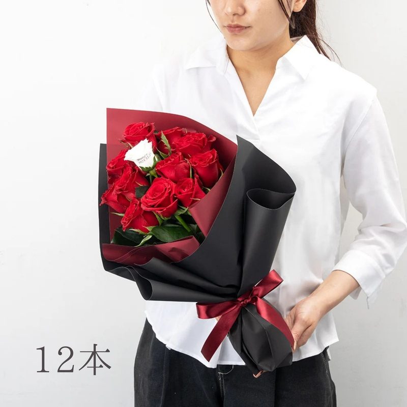 パティスリーフラワーのバラの花束12本を持つ女性